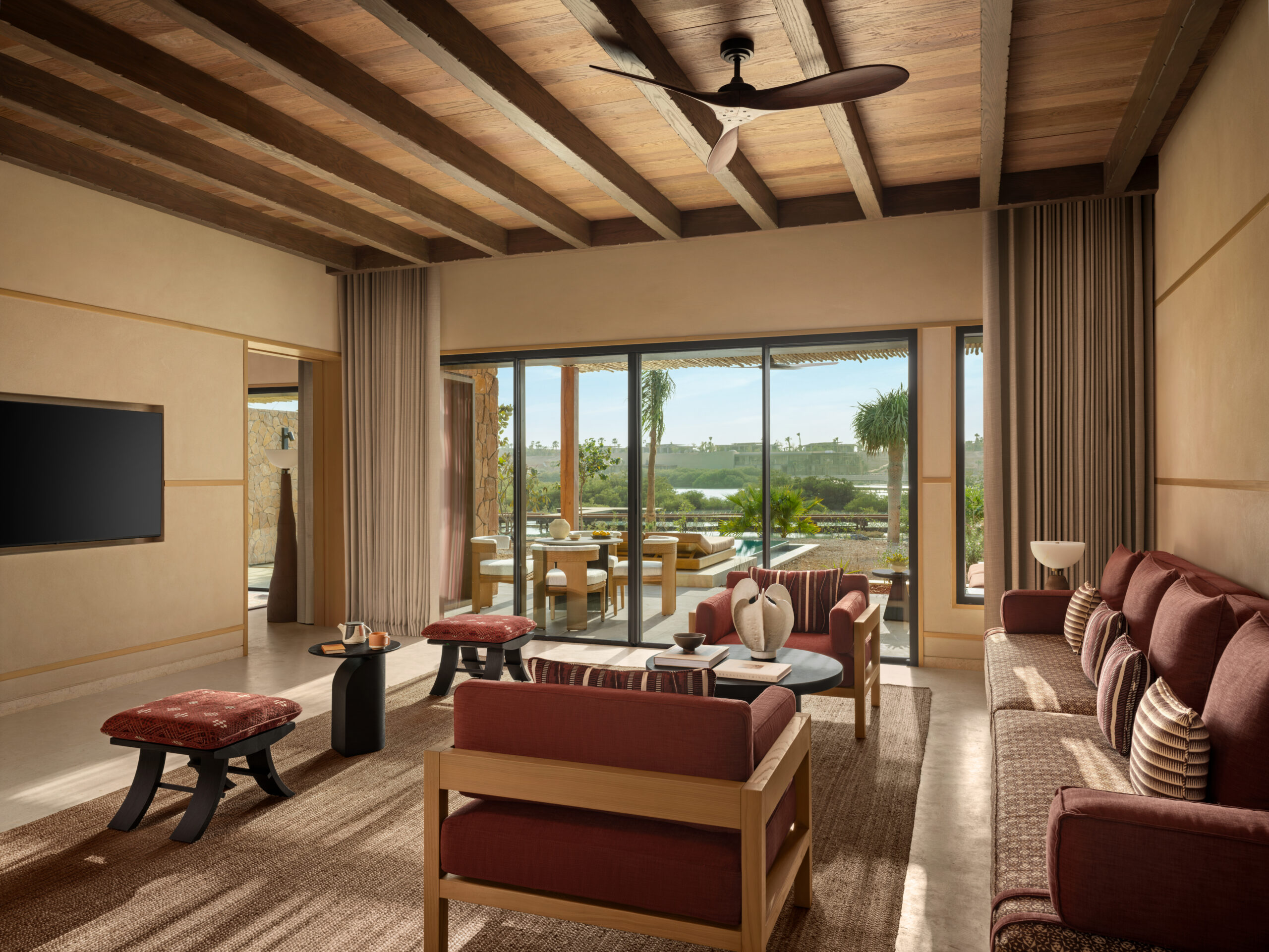 AMAALA veut réinventer le voyage bien-être. À quelle échelle peut-on encore appeler cela un sanctuaire ? 69 Lagoon Deluxe Pool Suite Living Room scaled