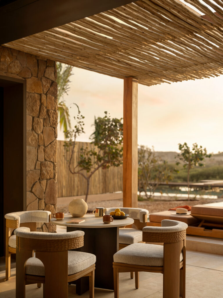 AMAALA veut réinventer le voyage bien-être. À quelle échelle peut-on encore appeler cela un sanctuaire ? 100 Lagoon Deluxe Pool Suite Terrace
