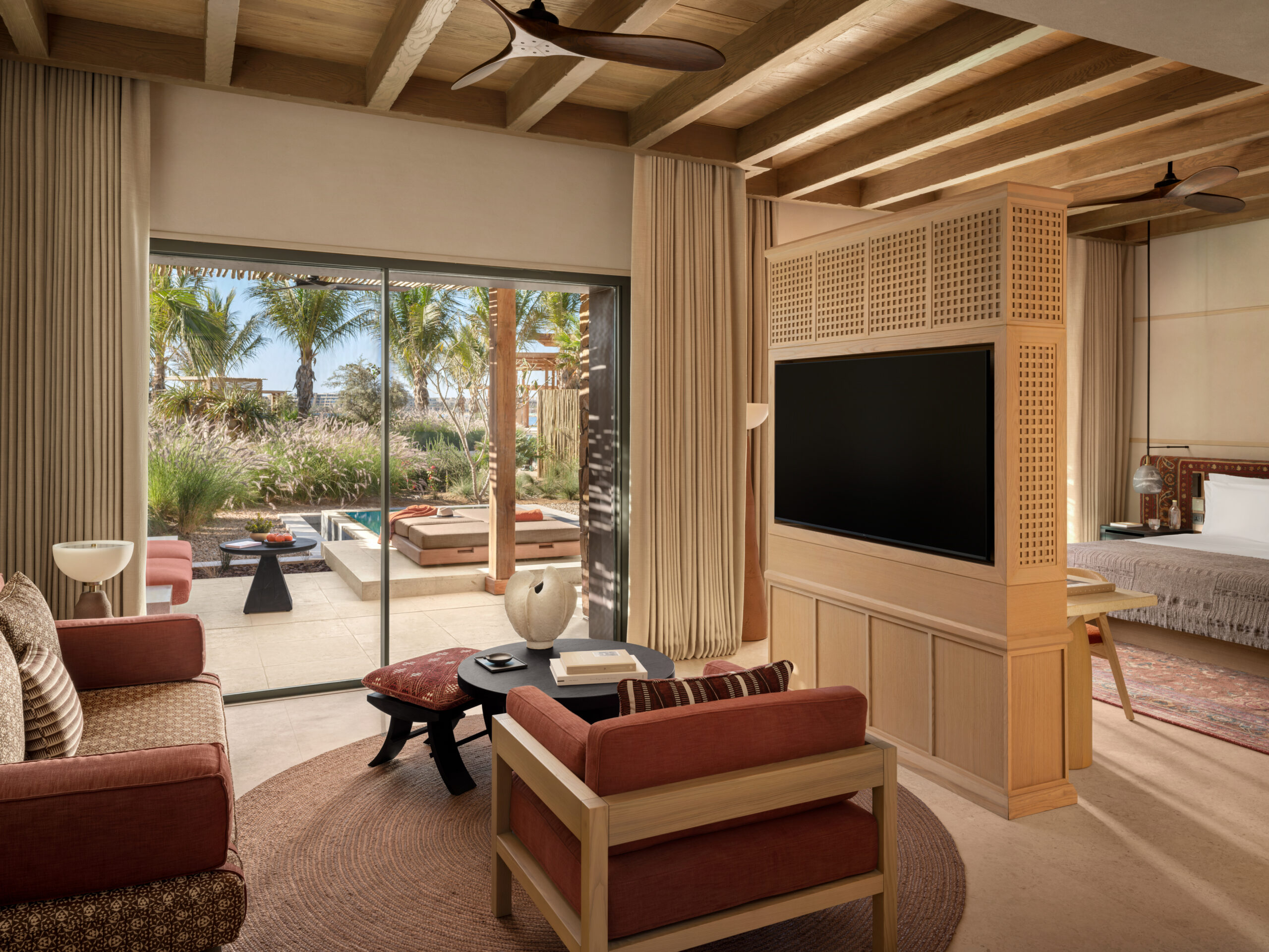 AMAALA veut réinventer le voyage bien-être. À quelle échelle peut-on encore appeler cela un sanctuaire ? 81 Lagoon Pool Suite Interior scaled