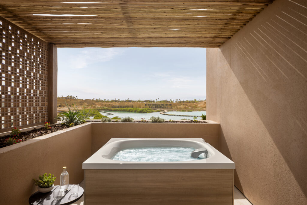AMAALA veut réinventer le voyage bien-être. À quelle échelle peut-on encore appeler cela un sanctuaire ? 65 Lagoon Suite Hot Tub