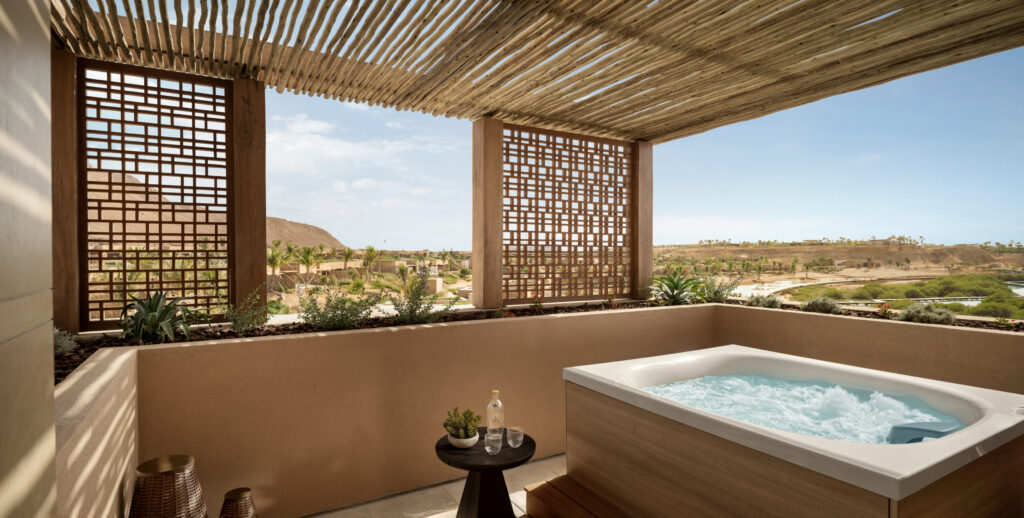AMAALA veut réinventer le voyage bien-être. À quelle échelle peut-on encore appeler cela un sanctuaire ? 66 Lagoon Suite Terrace with Hot Tub