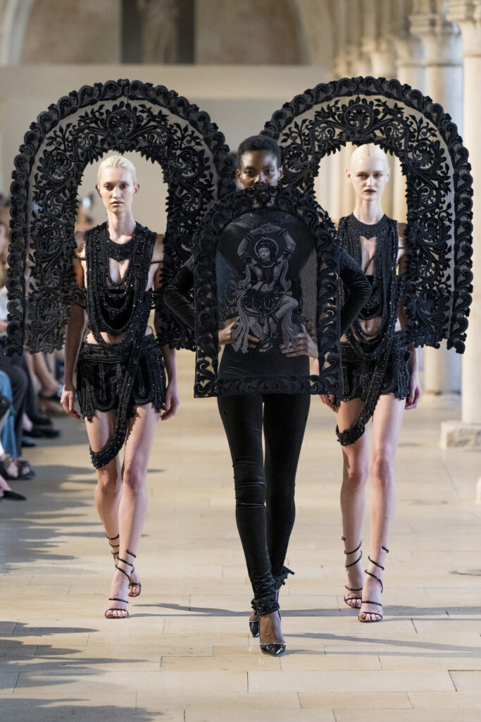 Rahul Mishra, DEVI : quand la broderie sculpte le corps comme la pierre 299 Rahul Mishra fashion show in Paris, Fall Winter 2026 Couture Fashion Week Photo by Valerio Mezzanotti