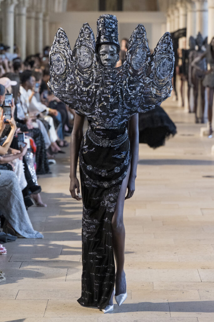 Rahul Mishra, DEVI : quand la broderie sculpte le corps comme la pierre 54 Rahul Mishra fashion show in Paris, Fall Winter 2026 Couture Fashion Week Photo by Valerio Mezzanotti