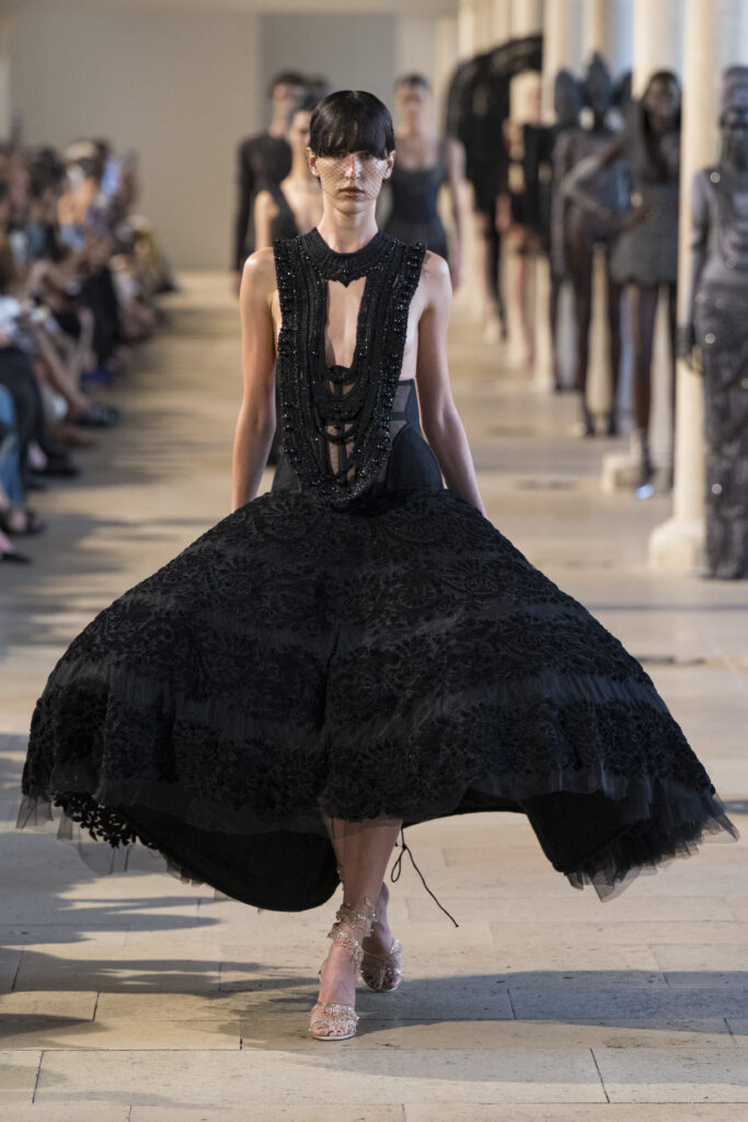 Rahul Mishra, DEVI : quand la broderie sculpte le corps comme la pierre 59 Rahul Mishra fashion show in Paris, Fall Winter 2026 Couture Fashion Week Photo by Valerio Mezzanotti
