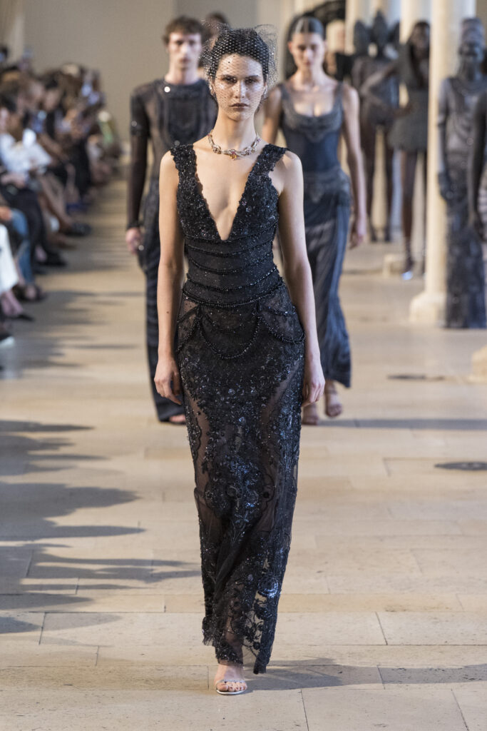 Rahul Mishra, DEVI : quand la broderie sculpte le corps comme la pierre 300 Rahul Mishra fashion show in Paris, Fall Winter 2026 Couture Fashion Week Photo by Valerio Mezzanotti
