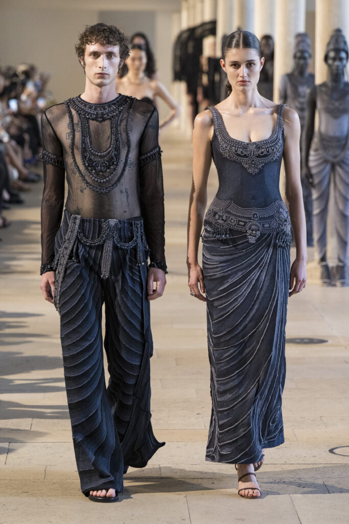 Rahul Mishra, DEVI : quand la broderie sculpte le corps comme la pierre 298 Rahul Mishra fashion show in Paris, Fall Winter 2026 Couture Fashion Week Photo by Valerio Mezzanotti
