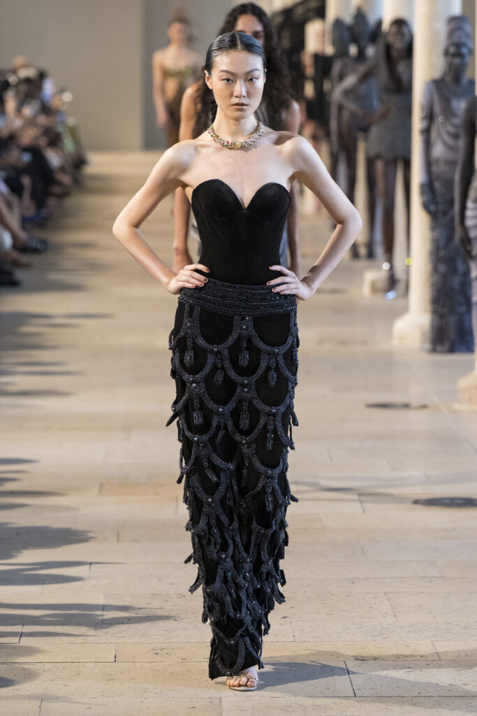 Rahul Mishra, DEVI : quand la broderie sculpte le corps comme la pierre 293 Rahul Mishra fashion show in Paris, Fall Winter 2026 Couture Fashion Week Photo by Valerio Mezzanotti
