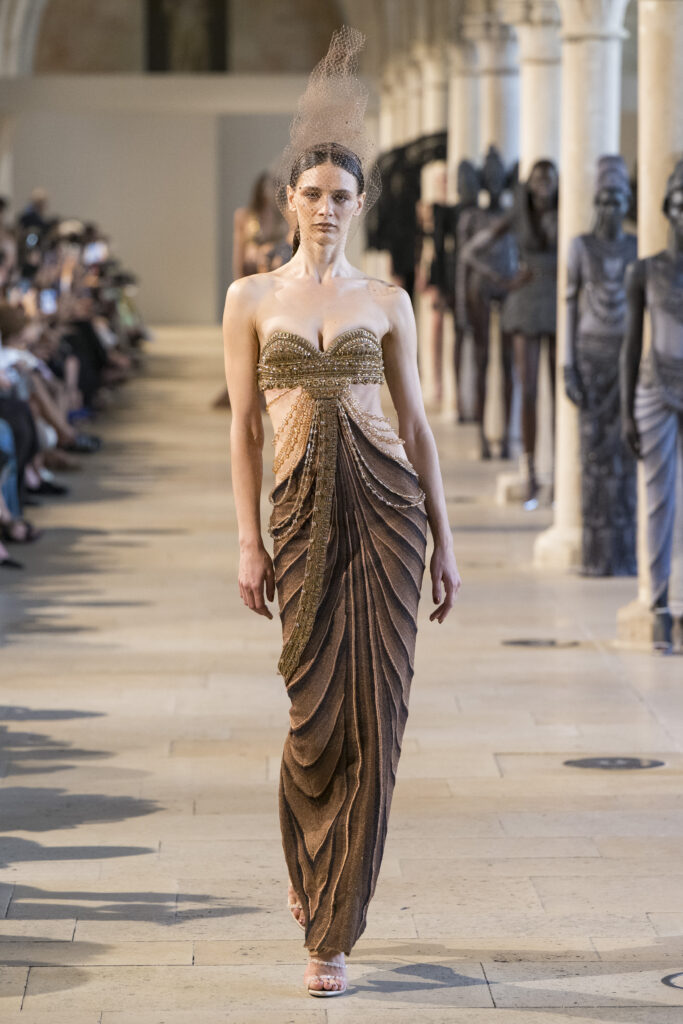 Rahul Mishra, DEVI : quand la broderie sculpte le corps comme la pierre 47 Rahul Mishra fashion show in Paris, Fall Winter 2026 Couture Fashion Week Photo by Valerio Mezzanotti