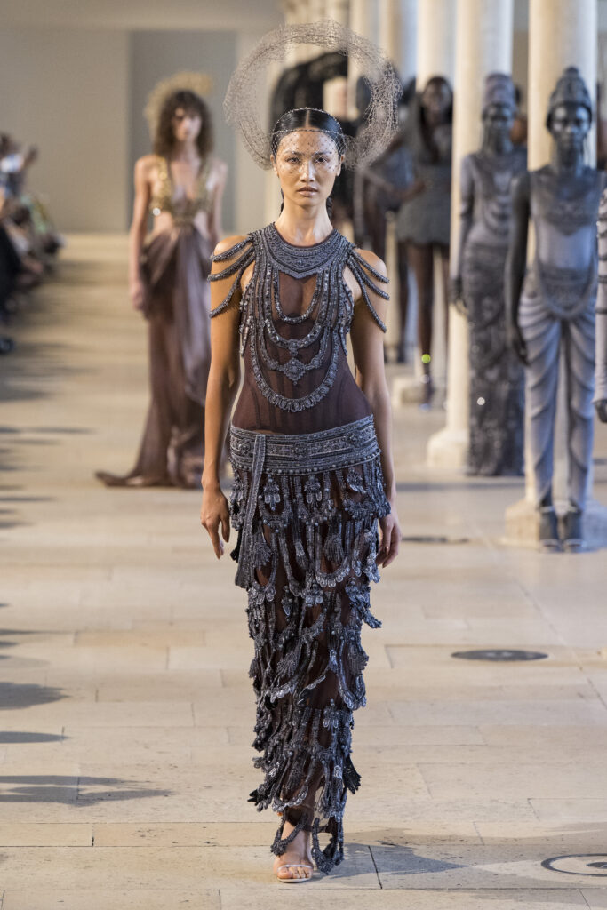 Rahul Mishra, DEVI : quand la broderie sculpte le corps comme la pierre 297 Rahul Mishra fashion show in Paris, Fall Winter 2026 Couture Fashion Week Photo by Valerio Mezzanotti