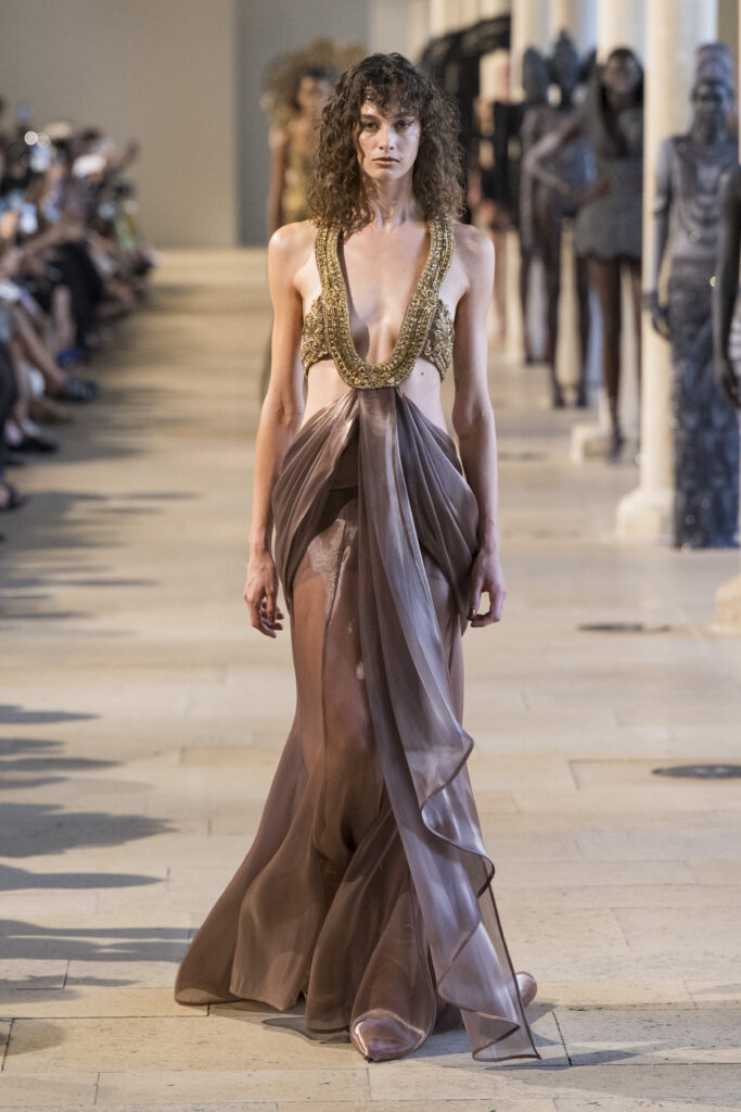 Rahul Mishra, DEVI : quand la broderie sculpte le corps comme la pierre 287 Rahul Mishra fashion show in Paris, Fall Winter 2026 Couture Fashion Week Photo by Valerio Mezzanotti