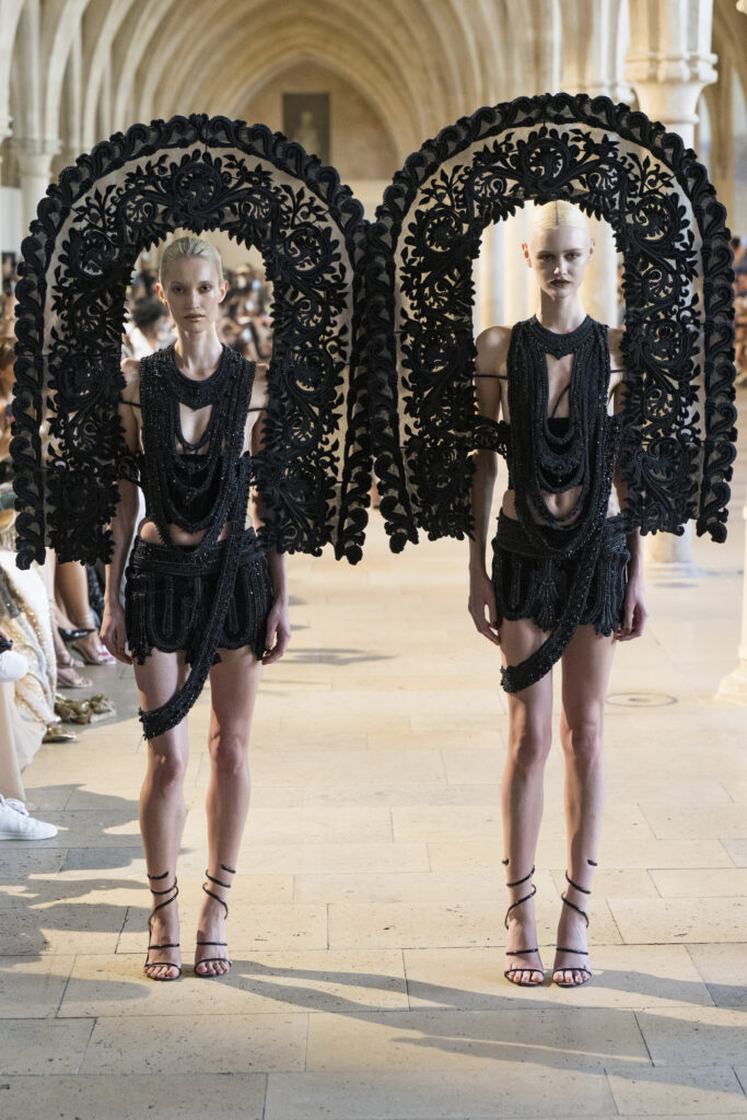 Rahul Mishra, DEVI : quand la broderie sculpte le corps comme la pierre 304 Rahul Mishra fashion show in Paris, Fall Winter 2026 Couture Fashion Week Photo by Valerio Mezzanotti