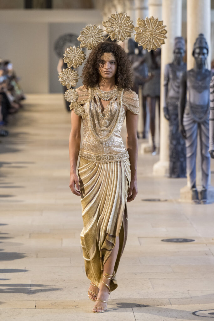 Rahul Mishra, DEVI : quand la broderie sculpte le corps comme la pierre 35 Rahul Mishra fashion show in Paris, Fall Winter 2026 Couture Fashion Week Photo by Valerio Mezzanotti