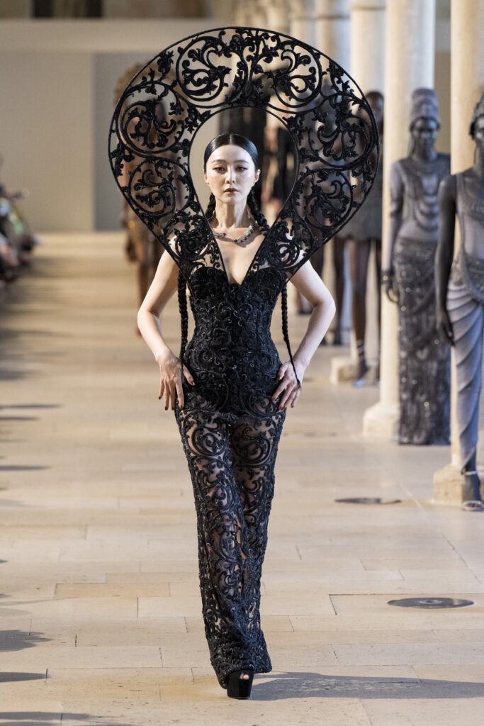 Rahul Mishra, DEVI : quand la broderie sculpte le corps comme la pierre 272 Rahul Mishra fashion show in Paris, Fall Winter 2026 Couture Fashion Week Photo by Valerio Mezzanotti