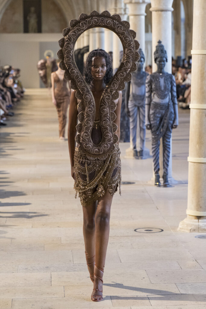 Rahul Mishra, DEVI : quand la broderie sculpte le corps comme la pierre 274 Rahul Mishra fashion show in Paris, Fall Winter 2026 Couture Fashion Week Photo by Valerio Mezzanotti