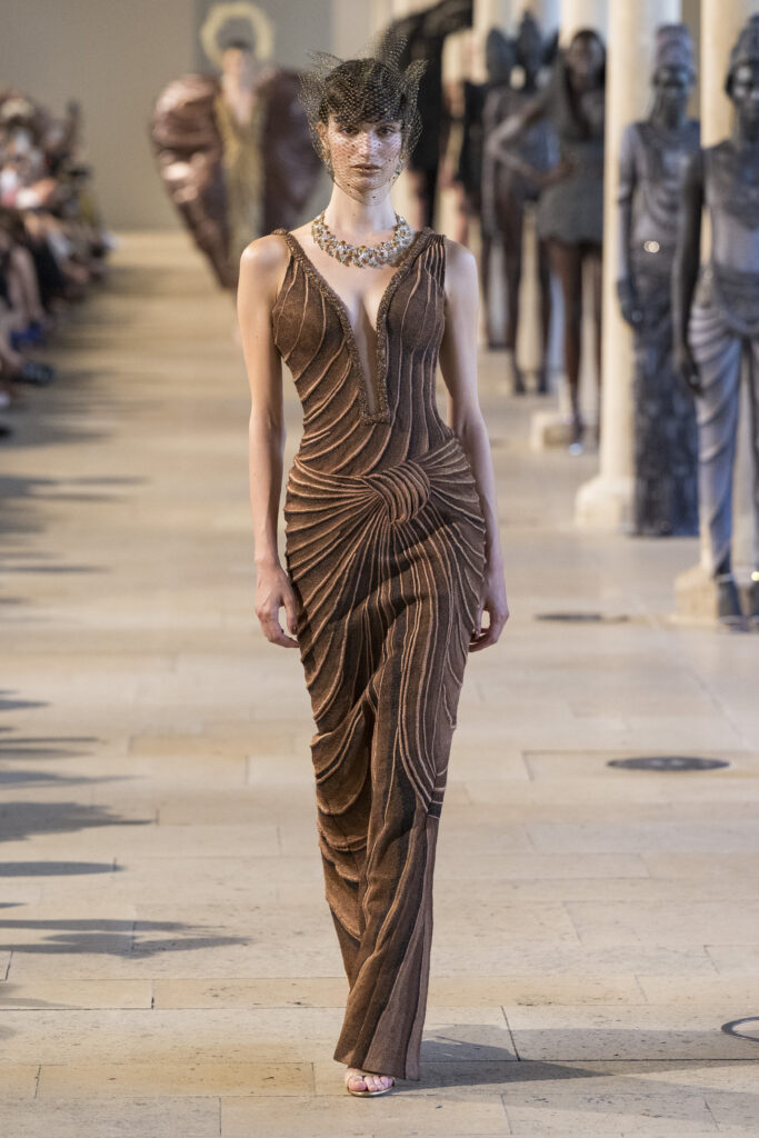 Rahul Mishra, DEVI : quand la broderie sculpte le corps comme la pierre 273 Rahul Mishra fashion show in Paris, Fall Winter 2026 Couture Fashion Week Photo by Valerio Mezzanotti