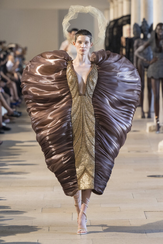 Rahul Mishra, DEVI : quand la broderie sculpte le corps comme la pierre 286 Rahul Mishra fashion show in Paris, Fall Winter 2026 Couture Fashion Week Photo by Valerio Mezzanotti