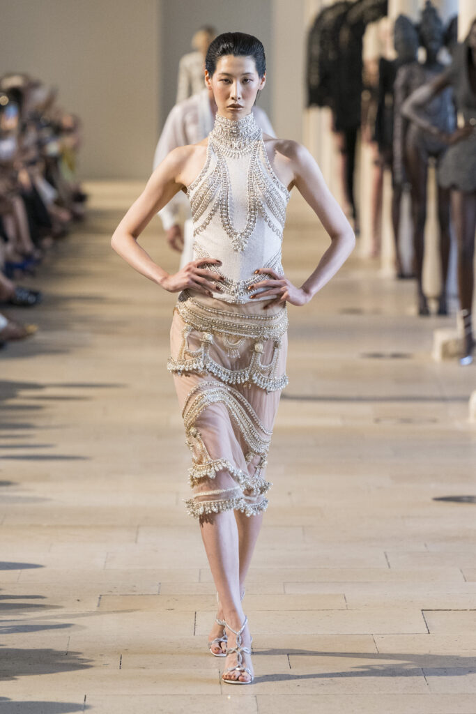 Rahul Mishra, DEVI : quand la broderie sculpte le corps comme la pierre 283 Rahul Mishra fashion show in Paris, Fall Winter 2026 Couture Fashion Week Photo by Valerio Mezzanotti