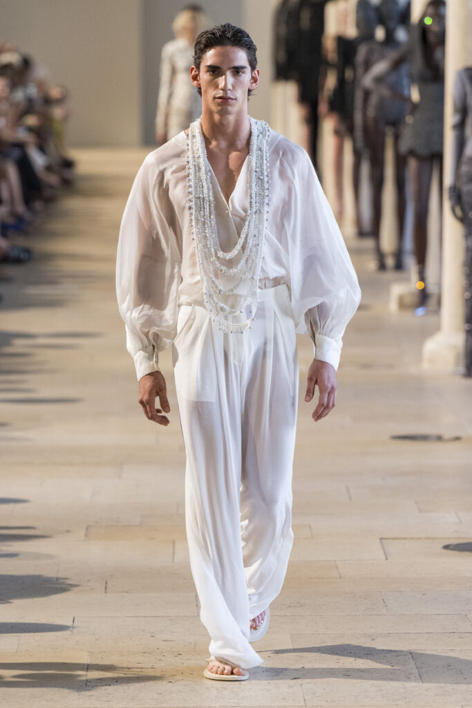 Rahul Mishra, DEVI : quand la broderie sculpte le corps comme la pierre 277 Rahul Mishra fashion show in Paris, Fall Winter 2026 Couture Fashion Week Photo by Valerio Mezzanotti