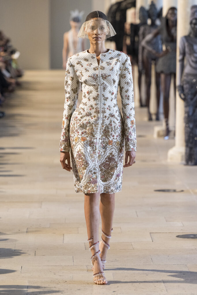 Rahul Mishra, DEVI : quand la broderie sculpte le corps comme la pierre 280 Rahul Mishra fashion show in Paris, Fall Winter 2026 Couture Fashion Week Photo by Valerio Mezzanotti