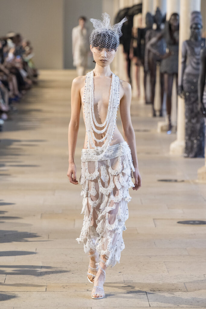 Rahul Mishra, DEVI : quand la broderie sculpte le corps comme la pierre 46 Rahul Mishra fashion show in Paris, Fall Winter 2026 Couture Fashion Week Photo by Valerio Mezzanotti