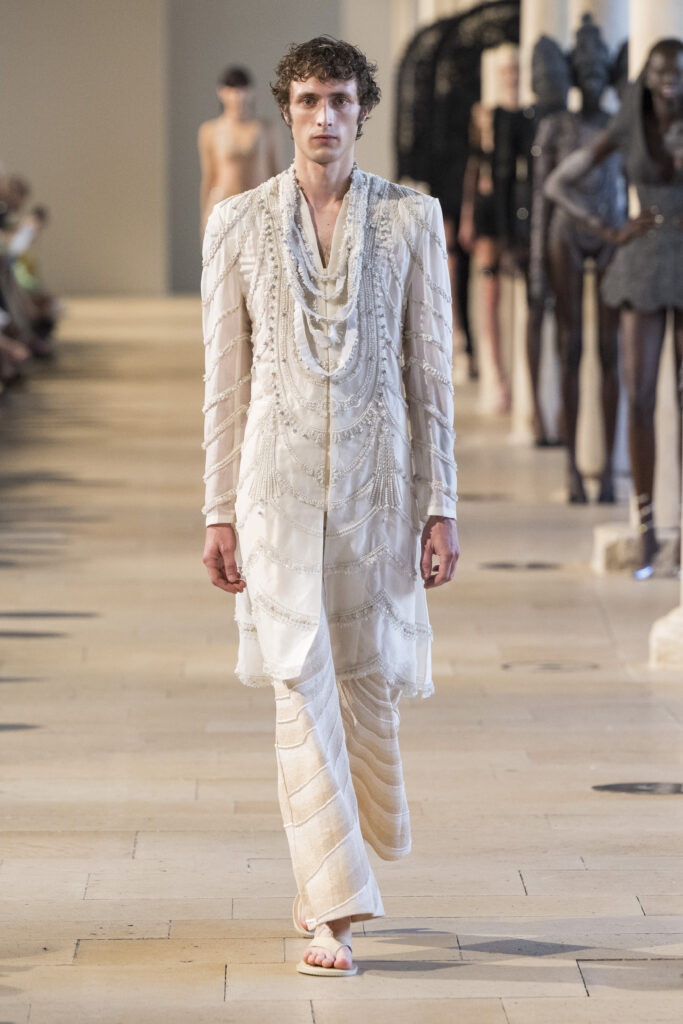 Rahul Mishra, DEVI : quand la broderie sculpte le corps comme la pierre 28 Rahul Mishra fashion show in Paris, Fall Winter 2026 Couture Fashion Week Photo by Valerio Mezzanotti