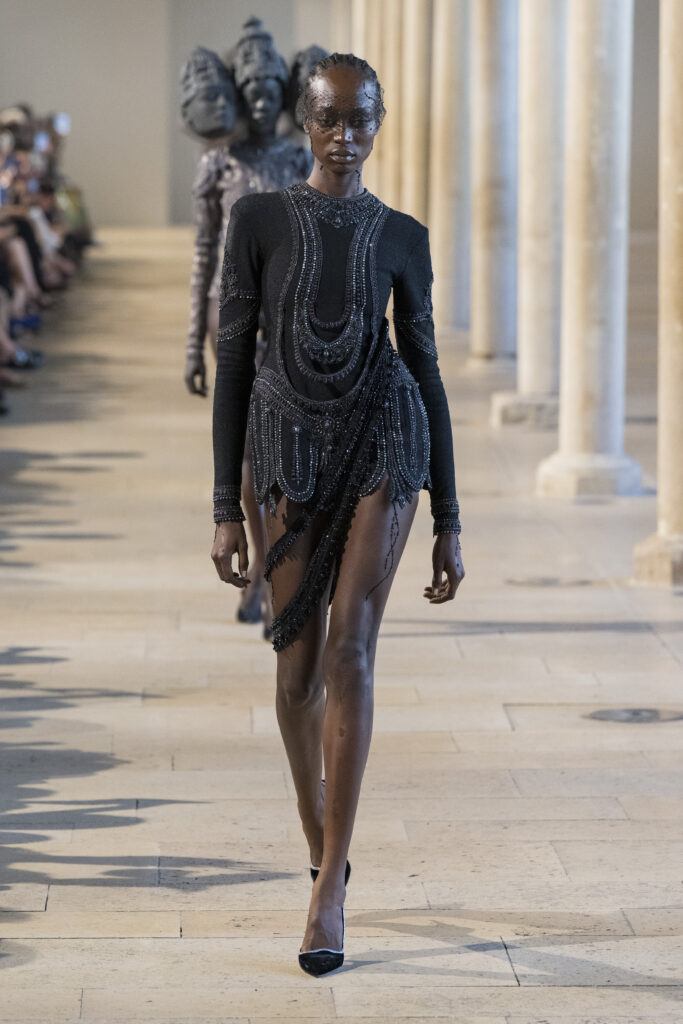 Rahul Mishra, DEVI : quand la broderie sculpte le corps comme la pierre 303 Rahul Mishra fashion show in Paris, Fall Winter 2026 Couture Fashion Week Photo by Valerio Mezzanotti