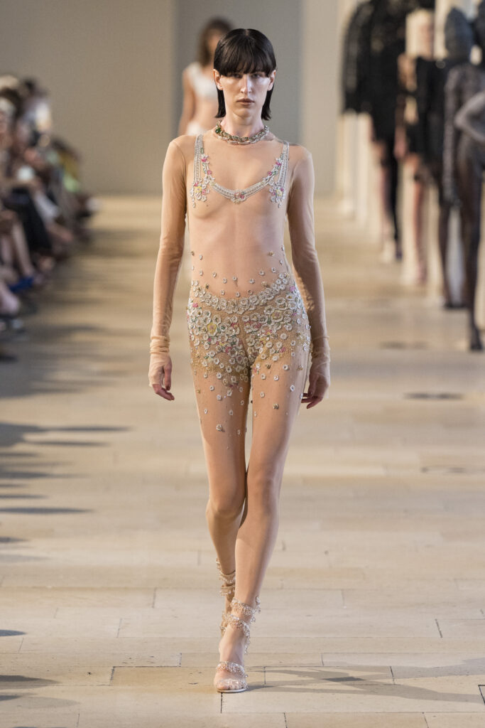 Rahul Mishra, DEVI : quand la broderie sculpte le corps comme la pierre 285 Rahul Mishra fashion show in Paris, Fall Winter 2026 Couture Fashion Week Photo by Valerio Mezzanotti