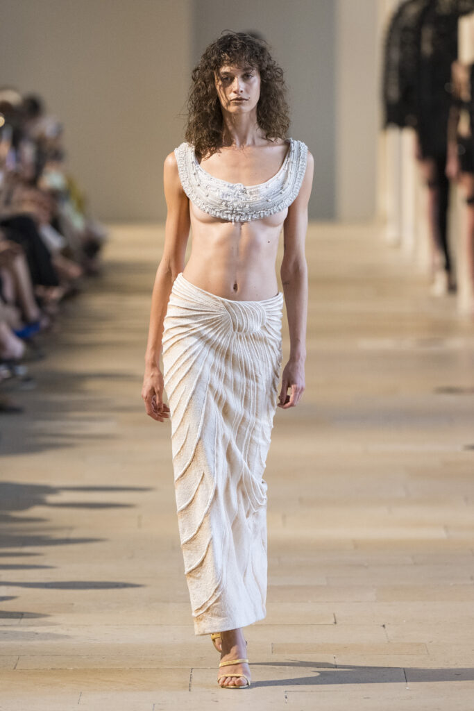 Rahul Mishra, DEVI : quand la broderie sculpte le corps comme la pierre 284 Rahul Mishra fashion show in Paris, Fall Winter 2026 Couture Fashion Week Photo by Valerio Mezzanotti