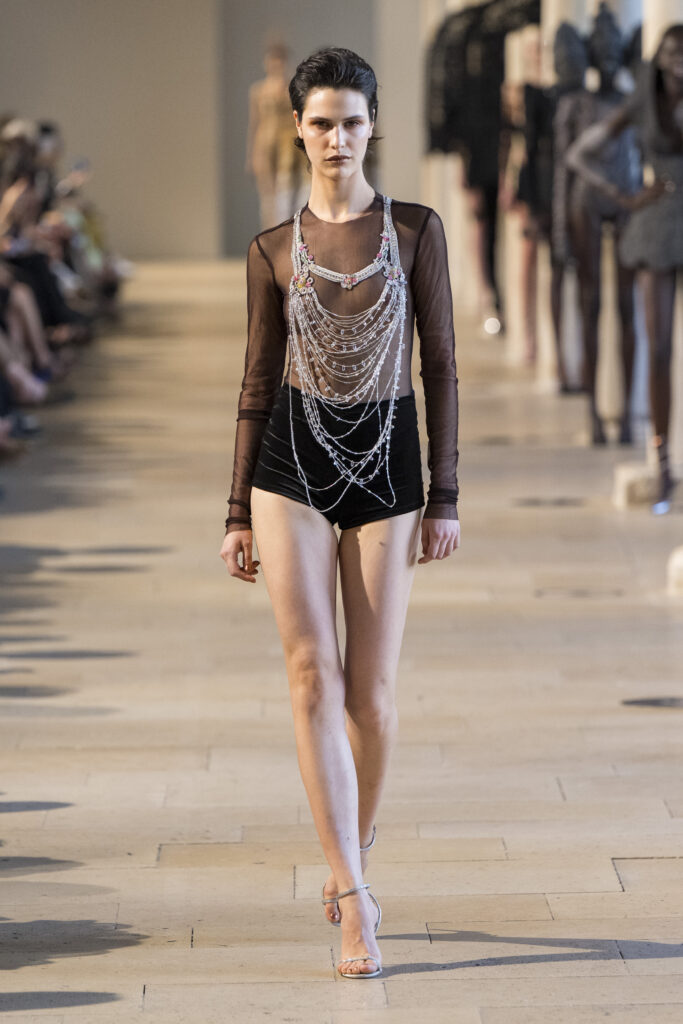 Rahul Mishra, DEVI : quand la broderie sculpte le corps comme la pierre 276 Rahul Mishra fashion show in Paris, Fall Winter 2026 Couture Fashion Week Photo by Valerio Mezzanotti