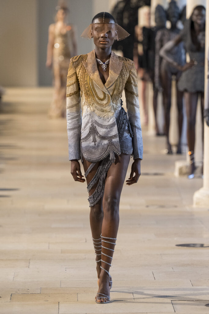 Rahul Mishra, DEVI : quand la broderie sculpte le corps comme la pierre 281 Rahul Mishra fashion show in Paris, Fall Winter 2026 Couture Fashion Week Photo by Valerio Mezzanotti
