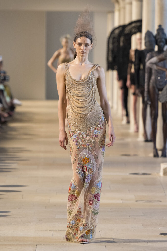 Rahul Mishra, DEVI : quand la broderie sculpte le corps comme la pierre 36 Rahul Mishra fashion show in Paris, Fall Winter 2026 Couture Fashion Week Photo by Valerio Mezzanotti