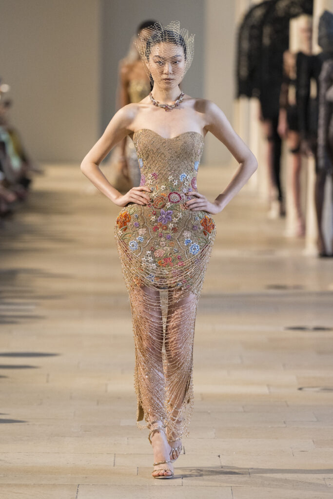 Rahul Mishra, DEVI : quand la broderie sculpte le corps comme la pierre 271 Rahul Mishra fashion show in Paris, Fall Winter 2026 Couture Fashion Week Photo by Valerio Mezzanotti