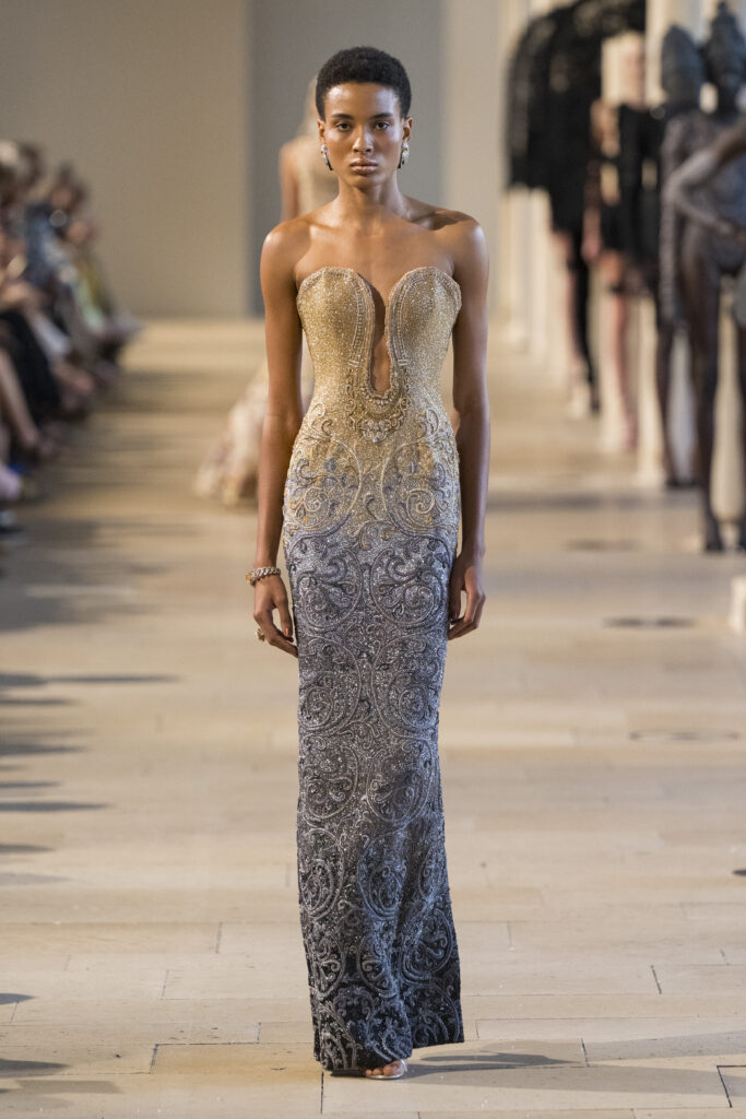 Rahul Mishra, DEVI : quand la broderie sculpte le corps comme la pierre 275 Rahul Mishra fashion show in Paris, Fall Winter 2026 Couture Fashion Week Photo by Valerio Mezzanotti
