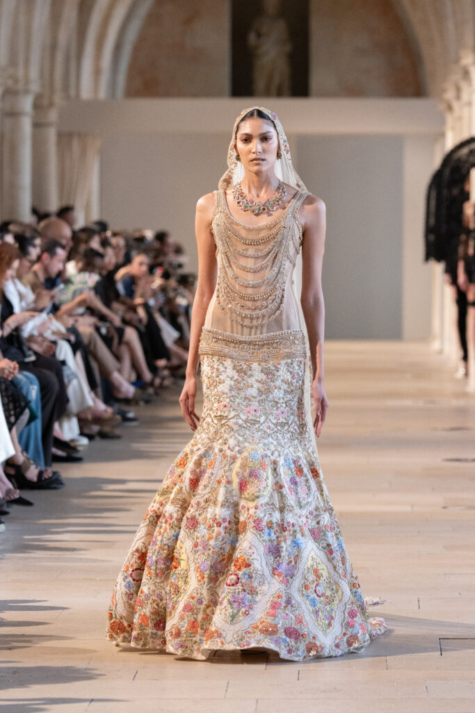 Rahul Mishra, DEVI : quand la broderie sculpte le corps comme la pierre 301 Look 38 1