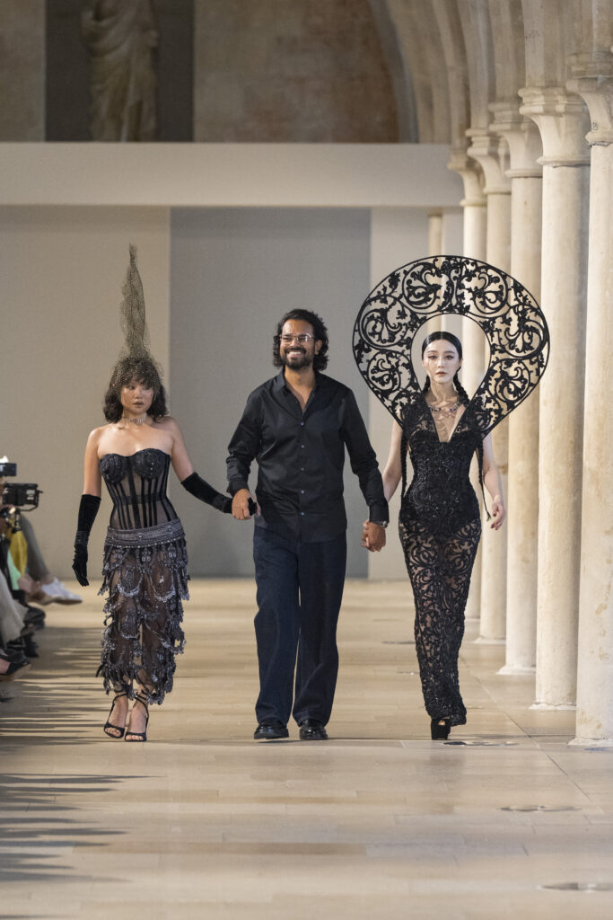 Rahul Mishra, DEVI : quand la broderie sculpte le corps comme la pierre 318 Rahul Mishra fashion show in Paris, Fall Winter 2026 Couture Fashion Week Photo by Valerio Mezzanotti