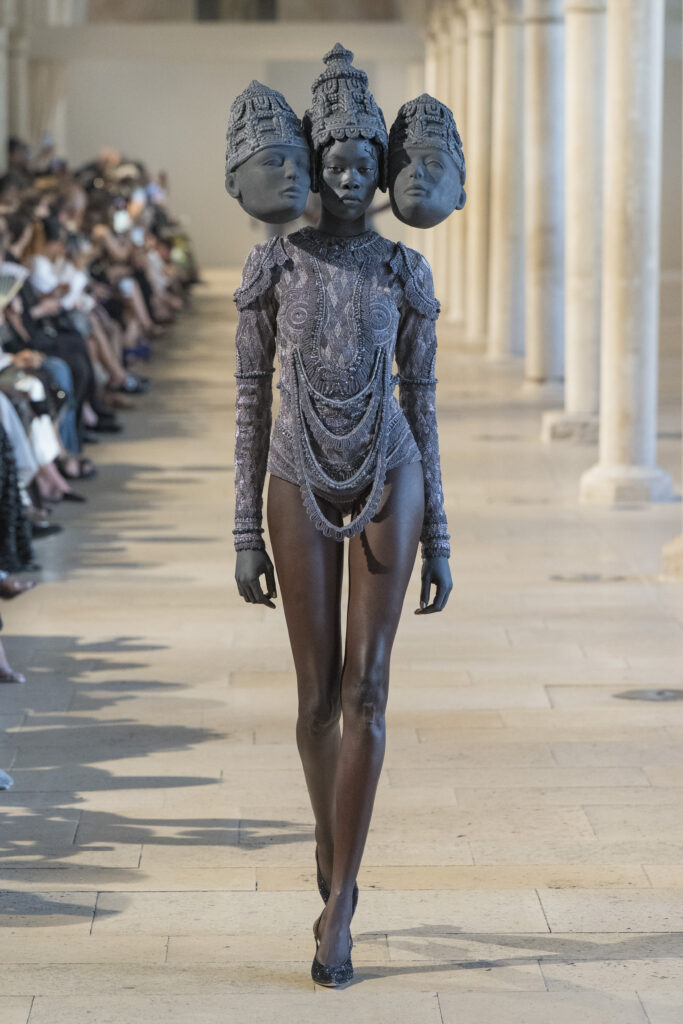 Rahul Mishra, DEVI : quand la broderie sculpte le corps comme la pierre 296 Rahul Mishra fashion show in Paris, Fall Winter 2026 Couture Fashion Week Photo by Valerio Mezzanotti