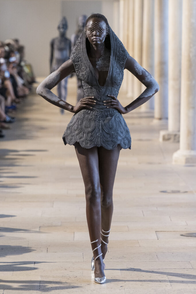 Rahul Mishra, DEVI : quand la broderie sculpte le corps comme la pierre 49 Rahul Mishra fashion show in Paris, Fall Winter 2026 Couture Fashion Week Photo by Valerio Mezzanotti