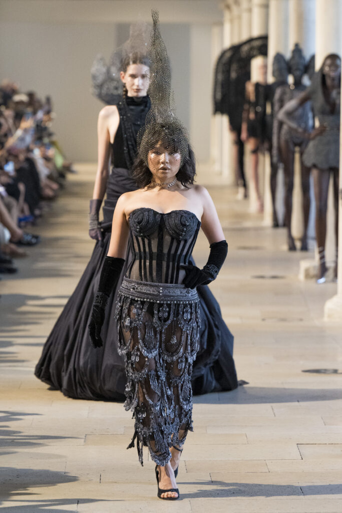 Rahul Mishra, DEVI : quand la broderie sculpte le corps comme la pierre 279 Rahul Mishra fashion show in Paris, Fall Winter 2026 Couture Fashion Week Photo by Valerio Mezzanotti