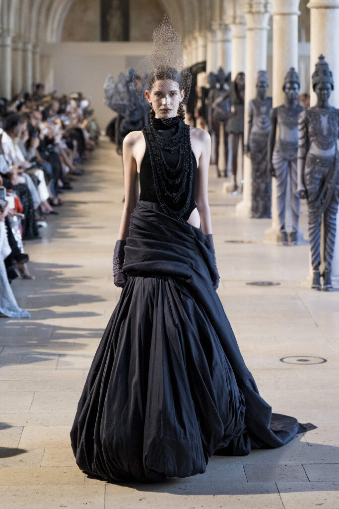 Rahul Mishra, DEVI : quand la broderie sculpte le corps comme la pierre 278 Rahul Mishra fashion show in Paris, Fall Winter 2026 Couture Fashion Week Photo by Valerio Mezzanotti