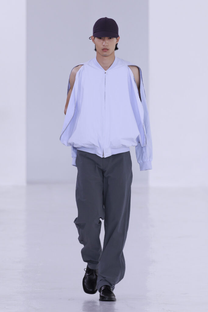 Post Archive Faction déplace la déconstruction du vêtement vers la question de la mémoire 48 Look 12
