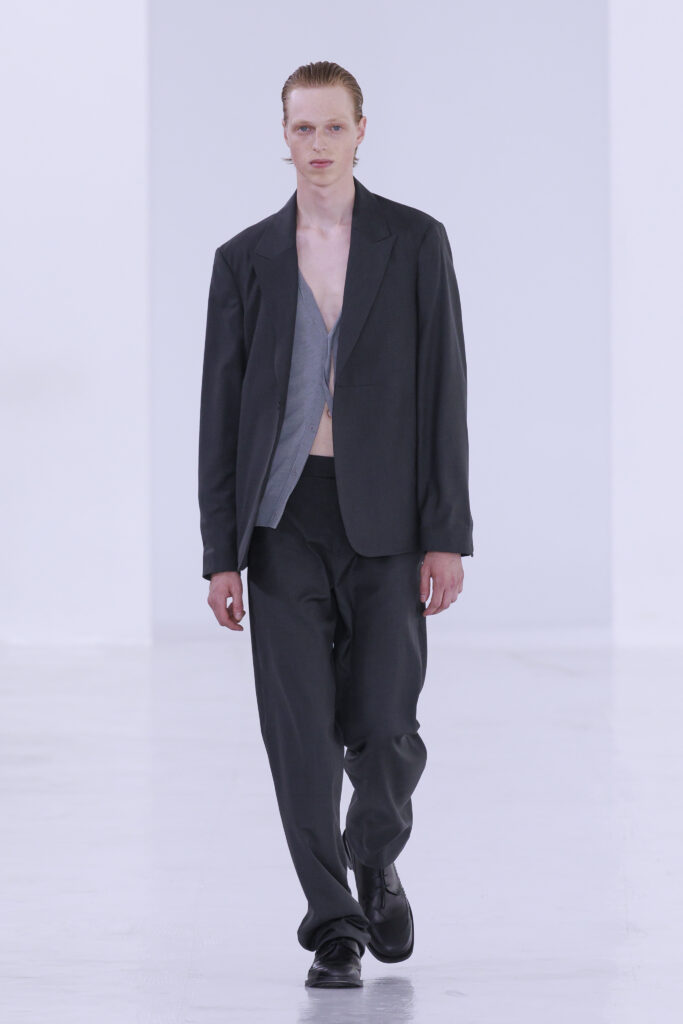 Post Archive Faction déplace la déconstruction du vêtement vers la question de la mémoire 28 Look 16