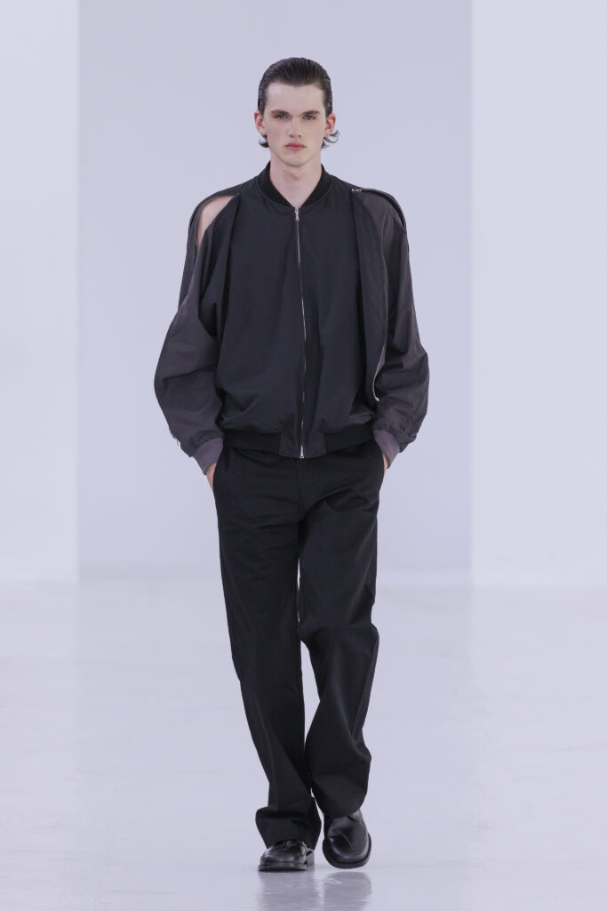Post Archive Faction déplace la déconstruction du vêtement vers la question de la mémoire 31 Look 19