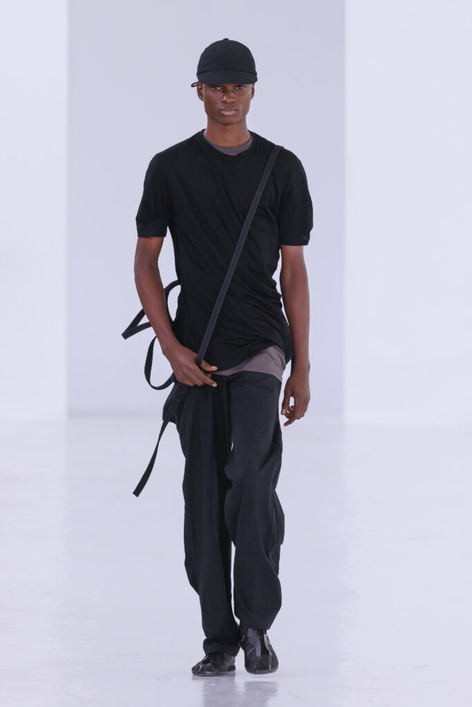 Post Archive Faction déplace la déconstruction du vêtement vers la question de la mémoire 33 Look 21