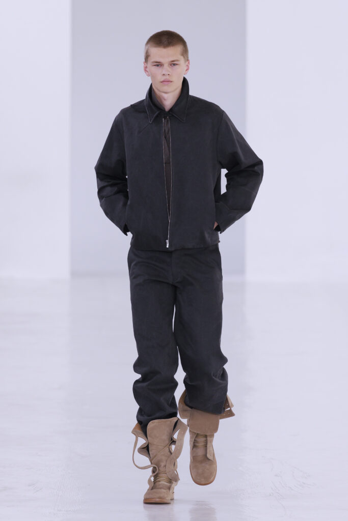 Post Archive Faction déplace la déconstruction du vêtement vers la question de la mémoire 35 Look 23