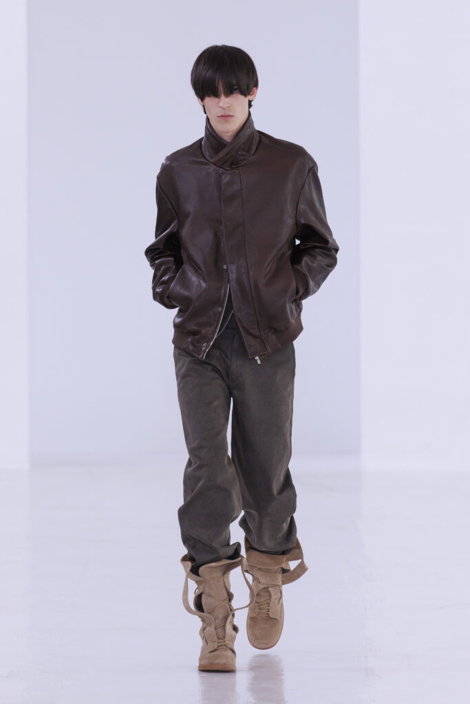 Post Archive Faction déplace la déconstruction du vêtement vers la question de la mémoire 36 Look 24