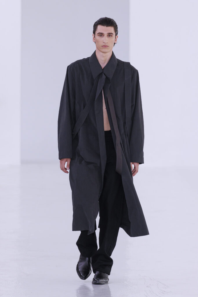 Post Archive Faction déplace la déconstruction du vêtement vers la question de la mémoire 37 Look 25