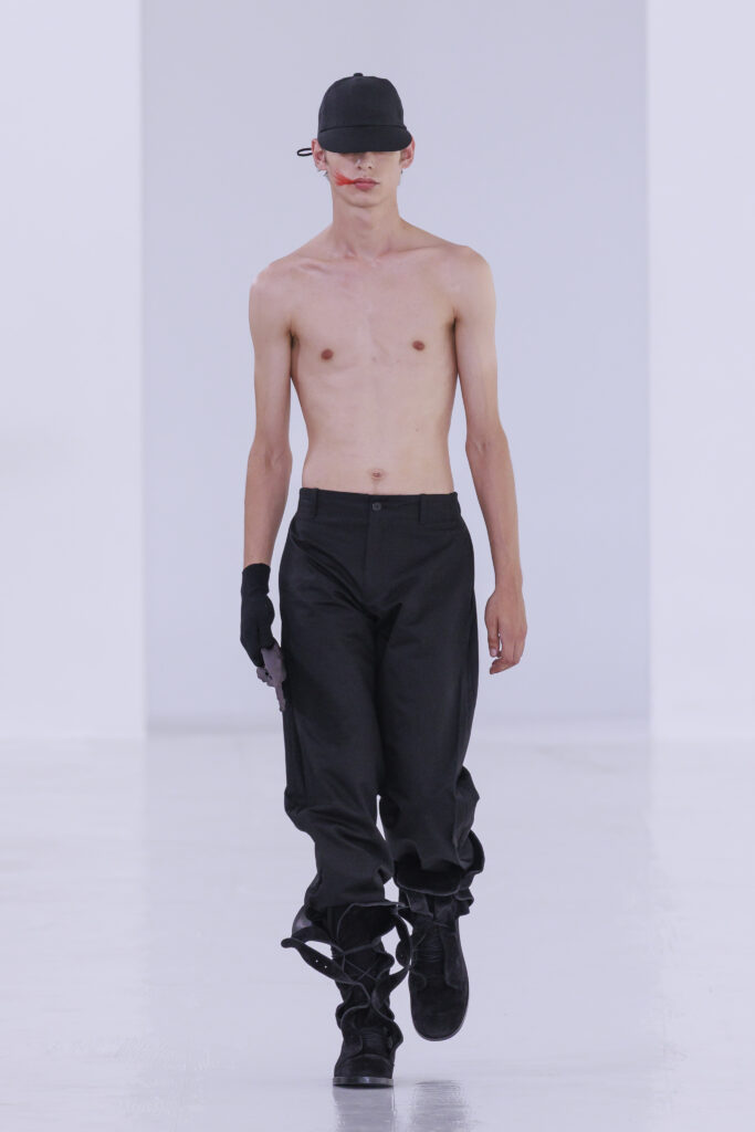 Post Archive Faction déplace la déconstruction du vêtement vers la question de la mémoire 38 Look 26