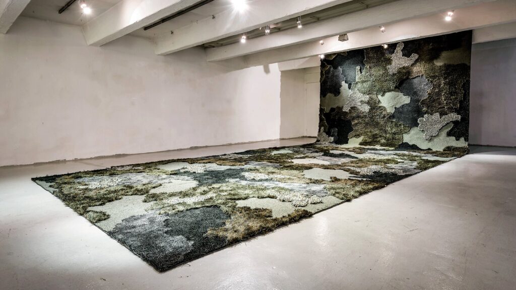 Design Miami Paris choisit, une fois de plus, de ne pas ressembler à une foire 28 Louise Hederstrom September 2026. Carpet of varying textures and piles. Hostler Burrows at Design Miami Paris 2026 Image courtesy of the artist and Hostler Burrows