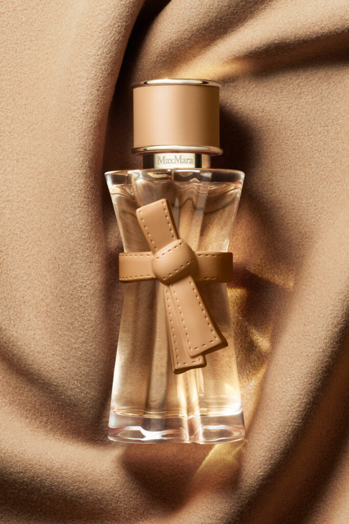 Max Mara habille la peau : la maison signe son premier parfum 204 MM LE PARFUM EDP 2026 Digital E retail EDT Texture sRGB 2x3 300DPI