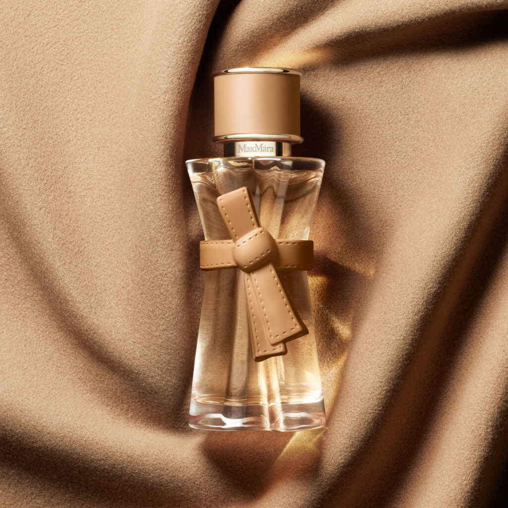 Max Mara habille la peau : la maison signe son premier parfum 201 MM LE PARFUM EDP 2026 Digital E retail EDT Texture sRGB 3000x3000 300DPI